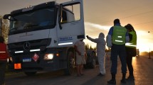 Imagen de Controlan la temperatura en el ingreso a Plaza Huincul por el coronavirus