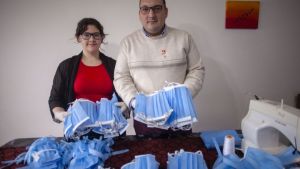 Operativo solidario: escuelas y técnicos de Santa Cruz unidos para producir insumos sanitarios