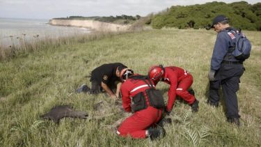 Así eran los rastrillajes en las últimas horas, en la zona de acantilados. Foto: gentileza.-