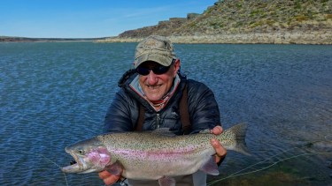 Pablo Saracco fue a filmar en noviembre pasado a las grandes truchas arcoíris de las lagunas próximas al lago Strobel en Santa Cruz. Y de paso... 