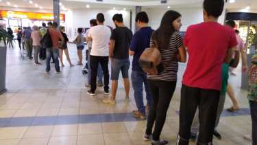 Una extensa fila esperando ingresar al shopping de la construcción. Foto: Yamil Regules 