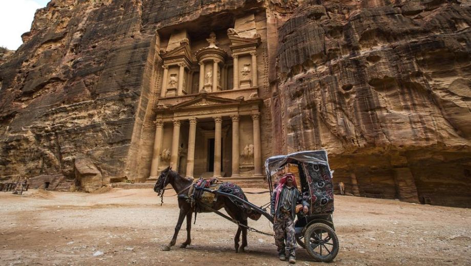 La bella Petra de Jordania, presente en los deseos de todo viajero, sin turistas. 
