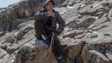 Don Lazcano cría a sus animales a orillas del río Buraleo en el norte neuquino, tierra de arrieros, montañas y petroglifos. Fotos de Ricardo Kleine Samson.