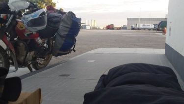 El motoviajero inglés durmió en la YPF de Madryn: le ofrecen casa, no puede pasar los controles