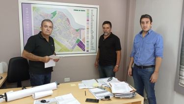 Pesatti junto a funcionarios del municipio de Viedma.