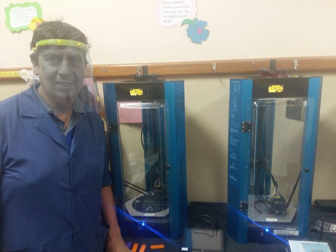 Docentes del CET 16 donan mascarillas protectoras fabricadas con impresoras 3D. (Foto gentileza).