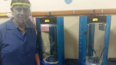 Docentes del CET 16 donan mascarillas protectoras fabricadas con impresoras 3D. (Foto gentileza).