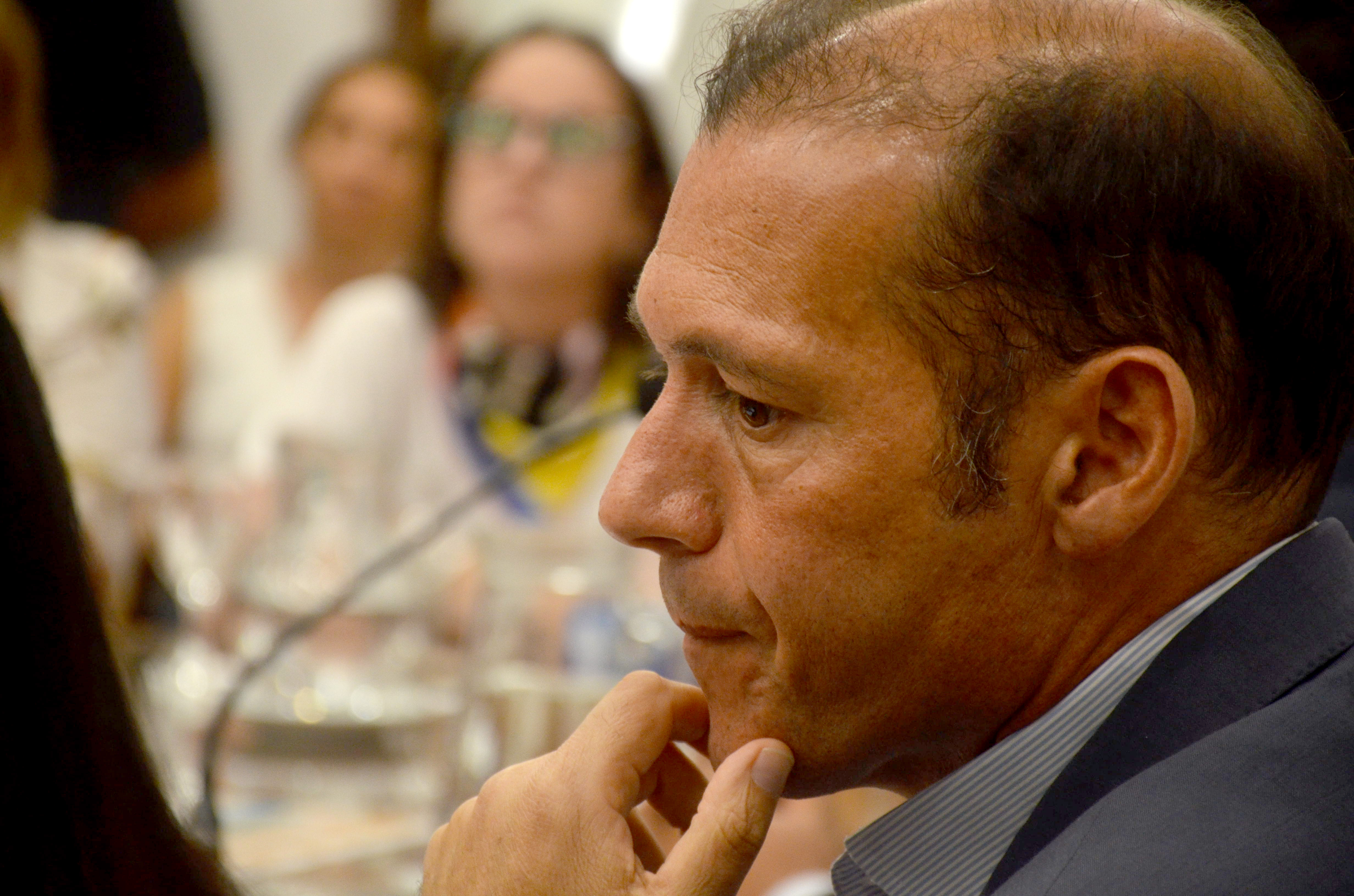 El gobernador Omar Gutiérrez brindó ayer una conferencia de prensa para informar sobre la postergación de actividades por el coronavirus. Foto Yamil Regules