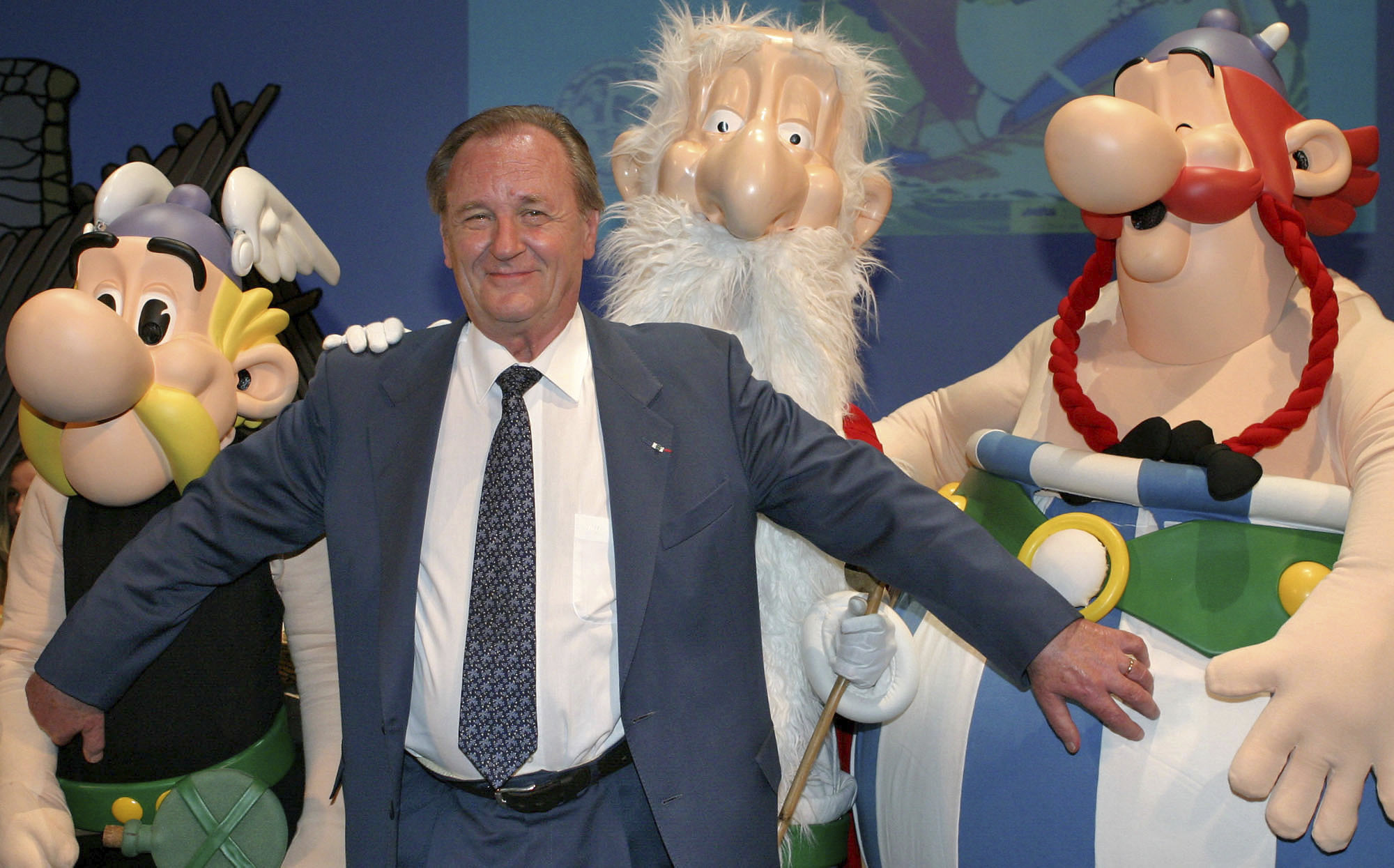 Albert Uderzo junto a sus famosos personajes Asterix, el druida Miraculix y Obelix.