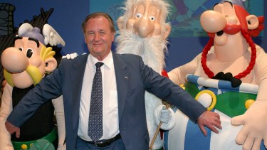 Albert Uderzo junto a sus famosos personajes Asterix, el druida Miraculix y Obelix.