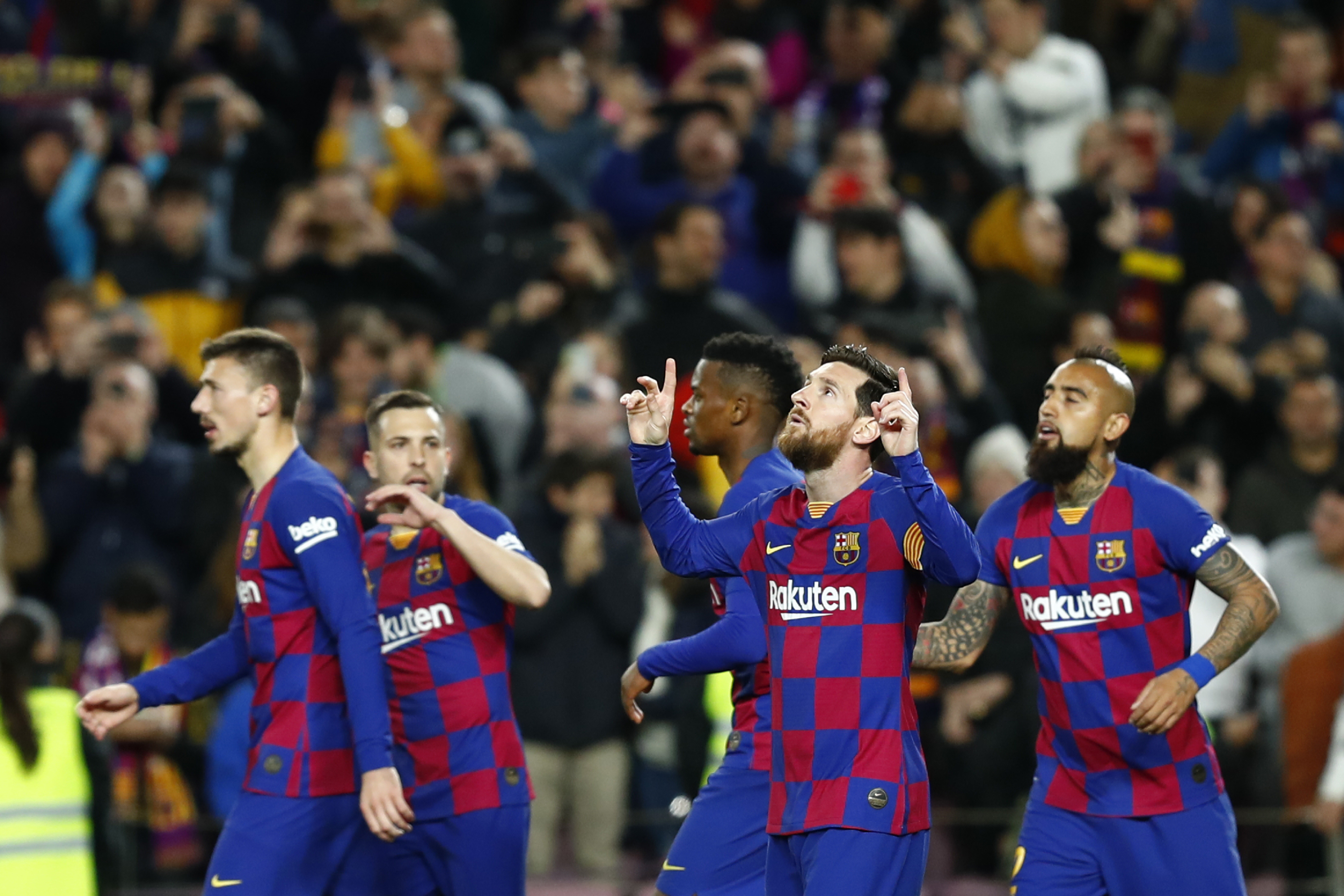 Messi festeja su gol que significó el regreso, al menos hasta mañana, del blaugrana a la punta del campeonato. (Photo AP/Joan Monfort)