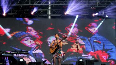 Ailuz, micrófono o guitarra en mano la lucha debe continuar. 