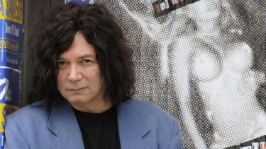 Alan Merrill nació en Nueva York y creció en Suiza, Los Ángeles y Japón antes de iniciar su carrera musical en Nueva York.