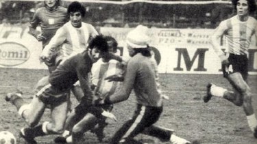 El Loco Gattti en busca del balón, ante la presencia del Tolo Gallego y Tarantini.