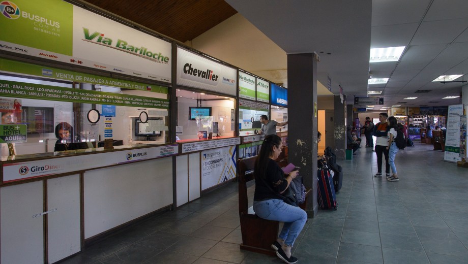 Trabajadores y viajeros expuestos al frío en la terminal de Bariloche. (archivo) 