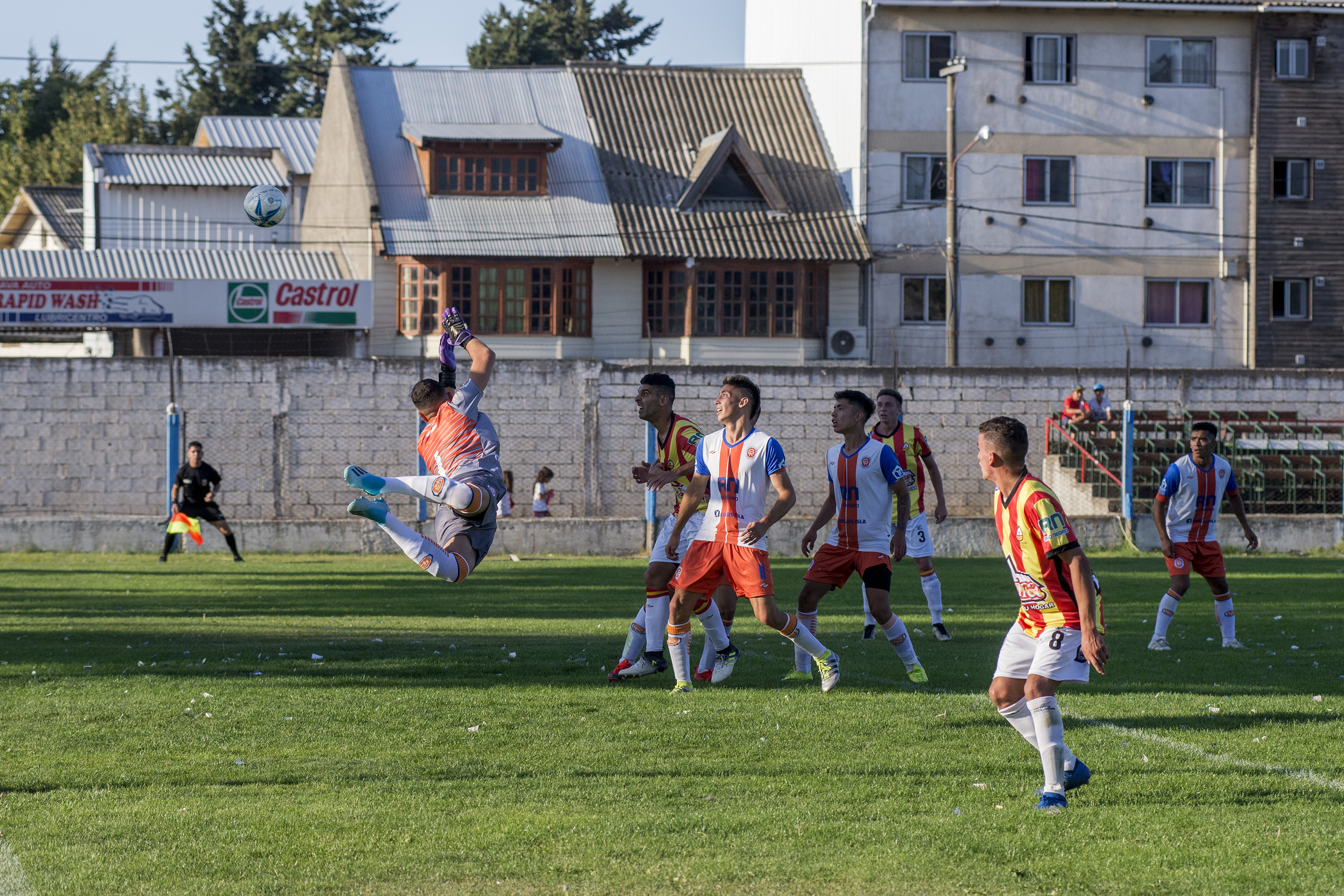 El partido entre Cruz del Sur y Deportivo Roca fue intenso y no se sacaron ventajas. (Foto: Marcelo Martínez)