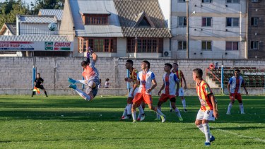 El partido entre Cruz del Sur y Deportivo Roca fue intenso y no se sacaron ventajas. (Foto: Marcelo Martínez)