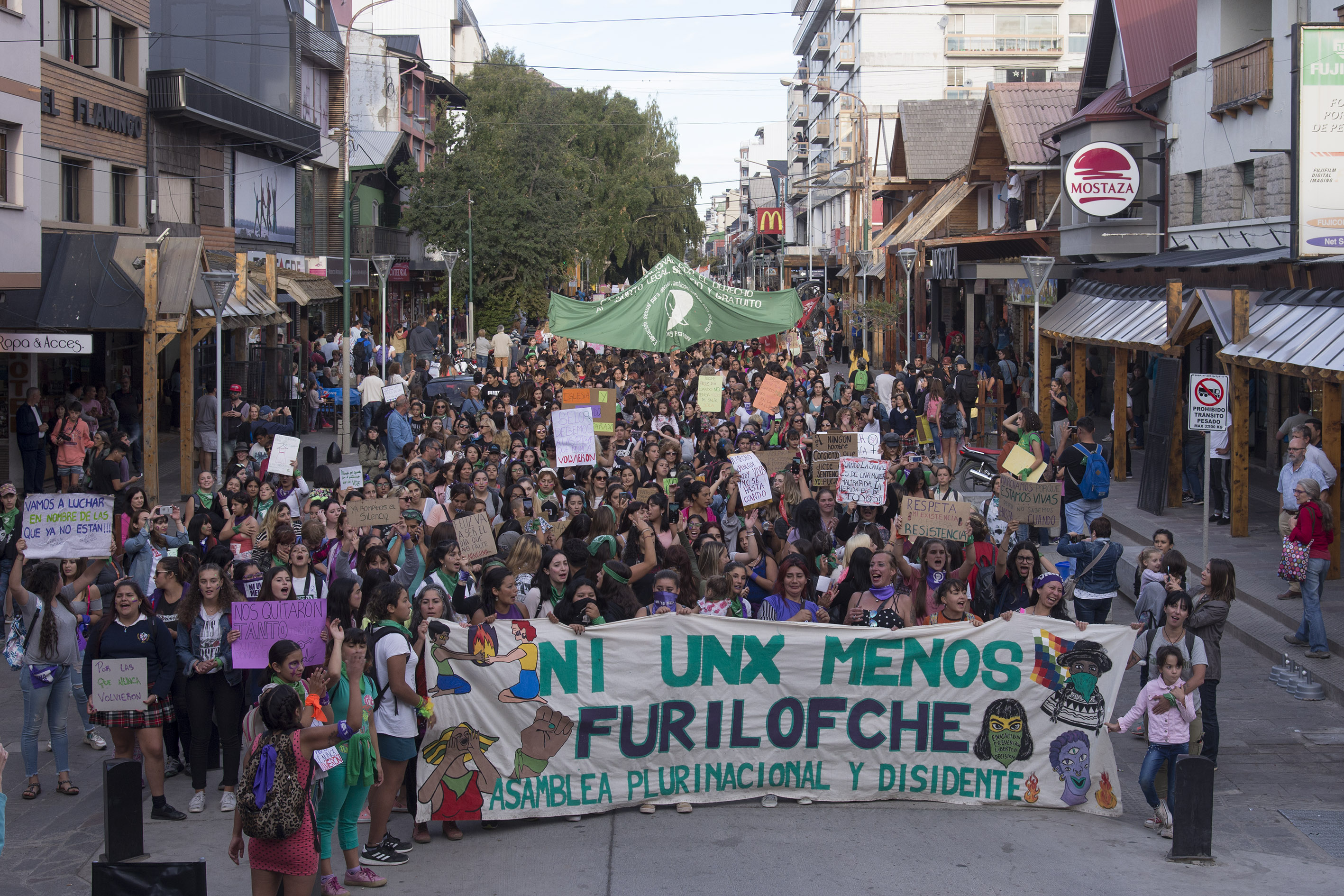 Miles de mujeres en Bariloche contra la violencia machista. Foto: Marcelo Martinez