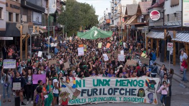 Miles de mujeres en Bariloche contra la violencia machista. Foto: Marcelo Martinez