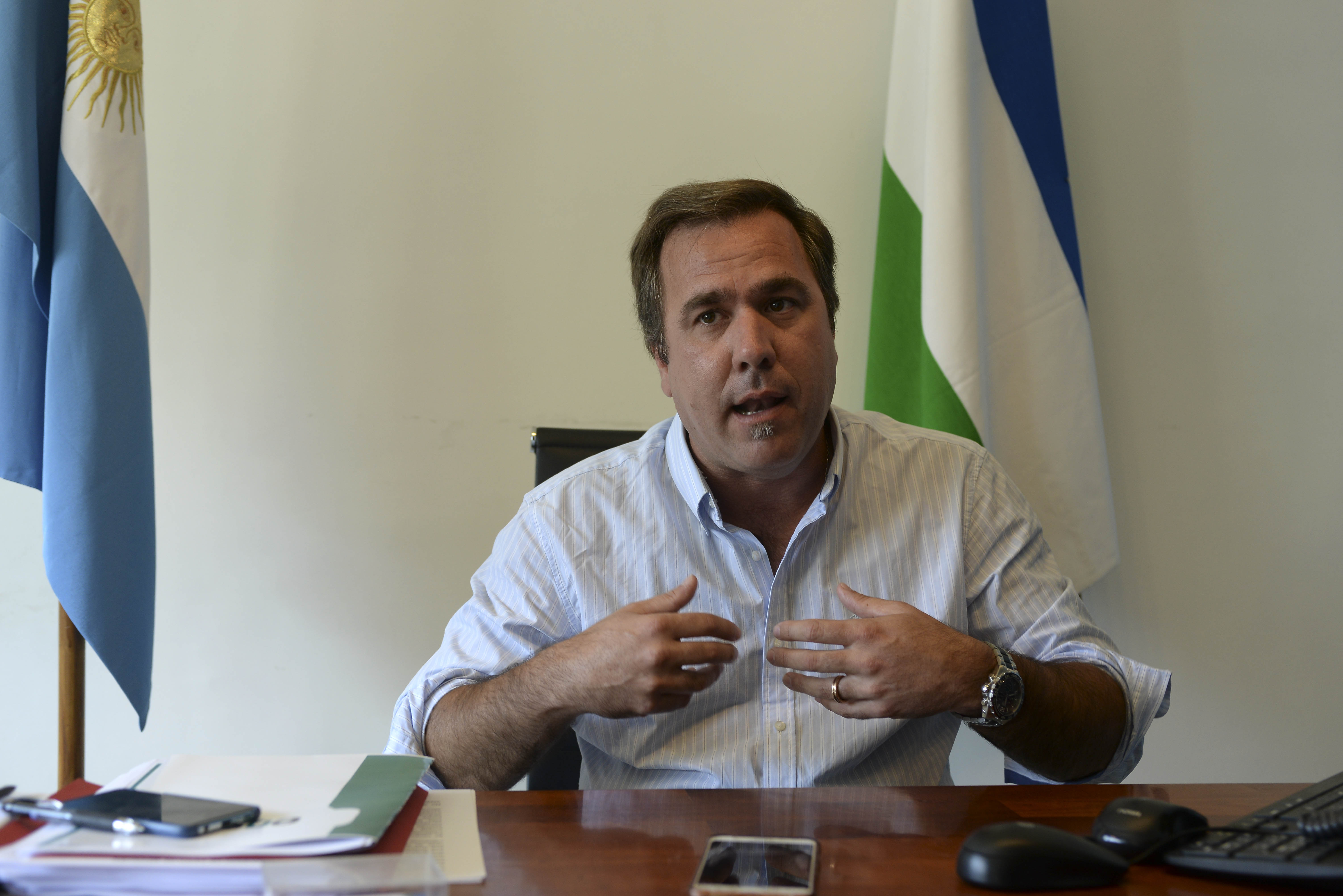 El intendente Bruno Pogliano vinculó los hechos violentos en El Bolsón con un mensaje de la titular del INAI que habló de "represión policial". Archivo