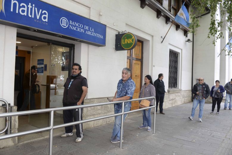 En el banco Nación tienen cuentas sueldo el 30% de los municipales de Bariloche. El municipio quiere tener un agente financiero. Archivo