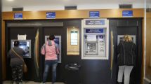 Imagen de Los bancos cerrados por la cuarentena complican a los jubilados en Bariloche