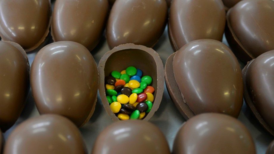 Las fábricas artesanales de chocolate de Bariloche ya tienen el stock para Semana Santa pero no habrá turistas para venderles. Analizan alternativas de comercialización. Archivo