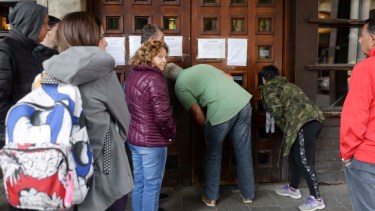 La gente, sin éxito, intenta adelantar su vuelo de regreso. Foto: Alfredo Leiva