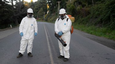 Fernando y Pedro Clobaz hicieron su aporte desinterezado al salir a desinfectar garitas de colectivos en Bariloche. Foto: Alfredo Leiva