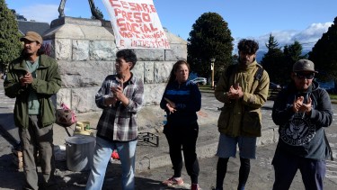 Ocupantes de tierras recibieron la confirmación que el municipio retiró las denuncias por usurpaciones cuando se manifestaban. Foto: Alfredo Leiva