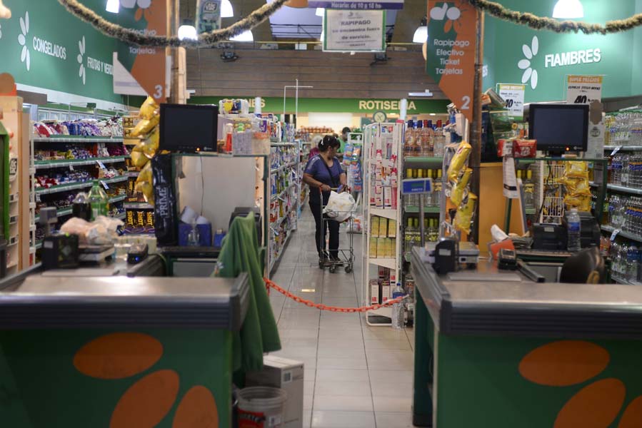 Los supermercados no atenderán al público este lunes por el Día del Empleado de Comercio. Archivo