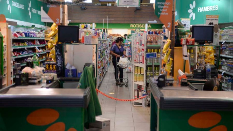 Los supermercados no atenderán al público este lunes por el Día del Empleado de Comercio. Archivo