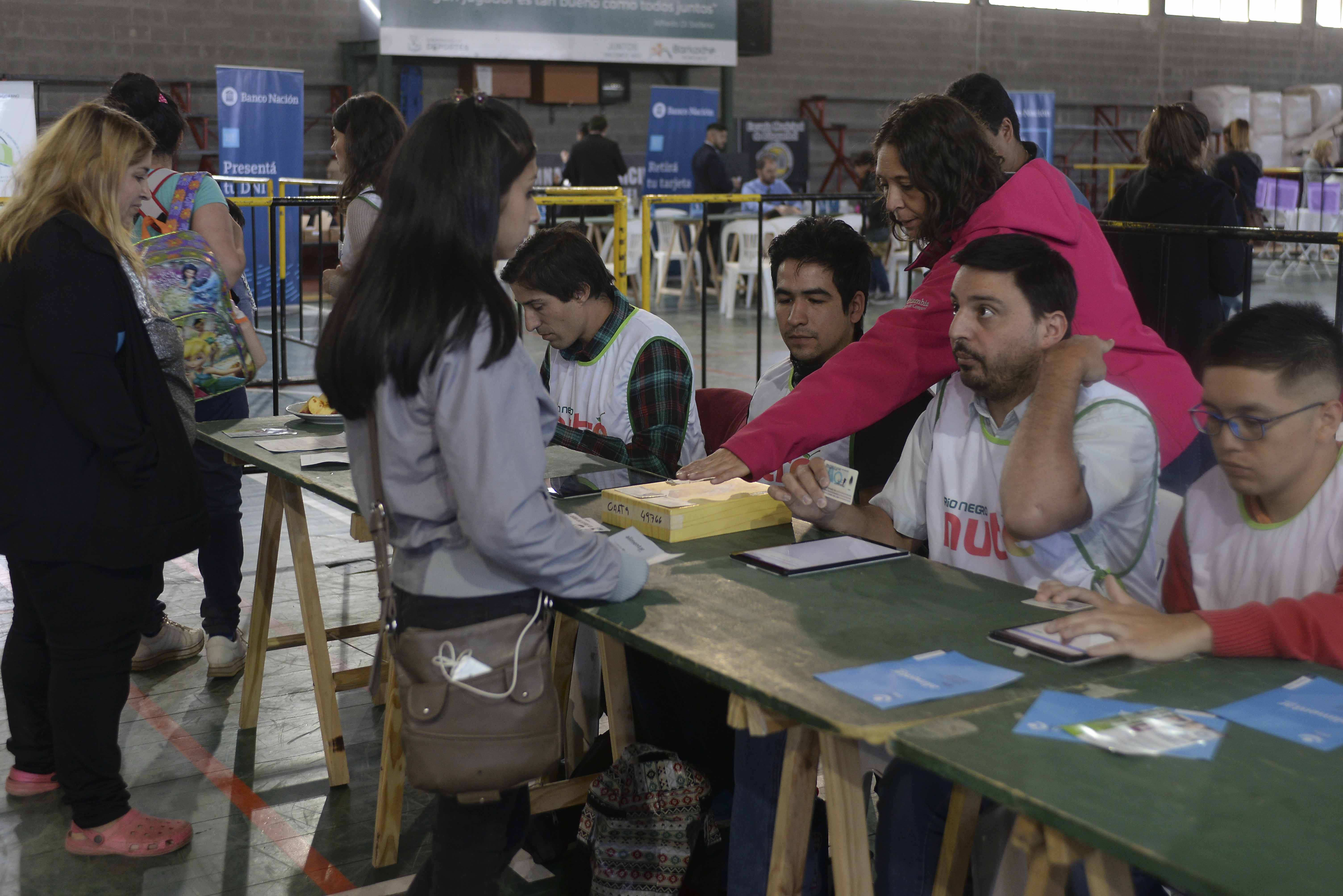 La entrega de las tarjetas comenzó ayer en el gimnasio municipal 3. Foto: Alfredo Leiva