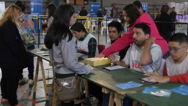 La entrega de las tarjetas comenzó ayer en el gimnasio municipal 3. Foto: Alfredo Leiva