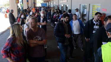 Cientos de turistas esperaban este miércoles por los colectivos que los trasladarían a Bahía Blanca y Retiro, en Buenos Aires. (Foto: Alfredo Leiva)