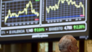 El dólar blue baja con fuerza y los bursátiles también caen: mirá a cuánto cotizan