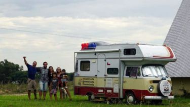 Almas solidarias. Hernán y Cynthia invitaron a su campo cercano a la frontera con Uruguay en Entre Ríos a Gino, Tefi y los pequeños Filippo y Giuseppe (Kombi familia sobre ruedas) cuando los cuatro viajeros chilenos fueron expulsados de Gualeguaychú