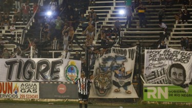 Los mismos barras que generaron incidentes el lunes fueron hoy a la práctica del equipo. 