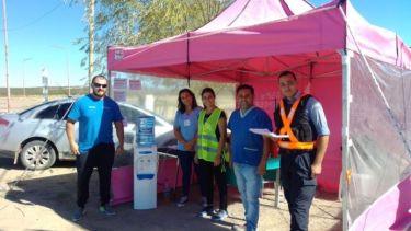 La intendenta Yamila Direne -de chaleco verde- se alterna con otros funcionarios de su gabinete en el acompañamiento y apoyo al personal  policial y  de salud. (Foto: municipalidad de Valcheta)
