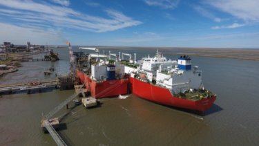 La barcaza fábrica de YPF completó el cuarto cargamento de la tanda regular y el quinto de la historia del país.