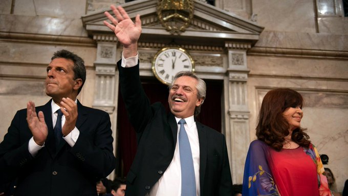 Fernández, acompañado por Sergio Massa y Cristina Fernández. Foto: Presidencia de la Nación.-