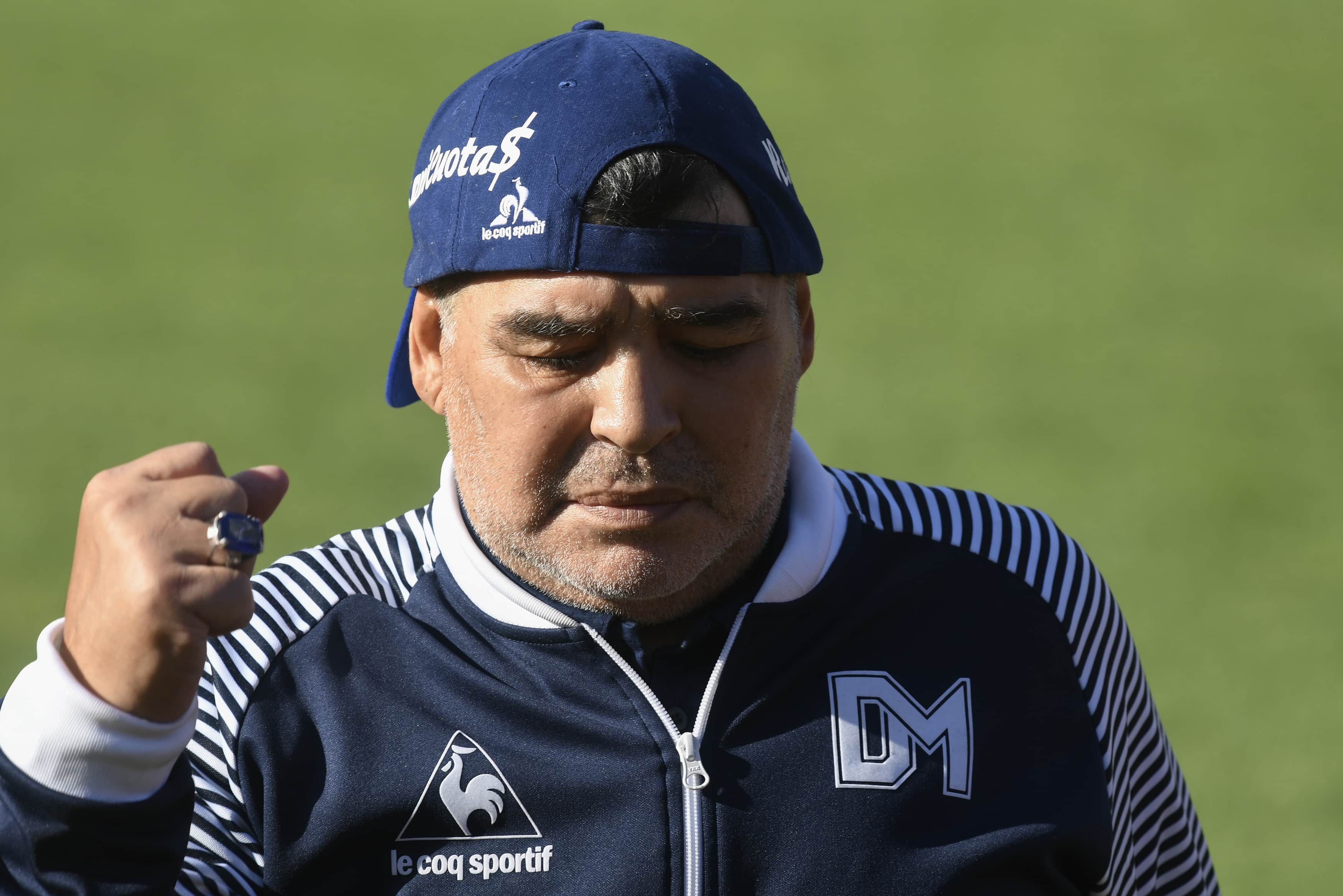 Maradona se mostró molesto con la postura de sus hijas.
