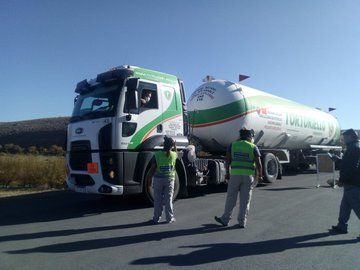 Seguridad Vial de Neuquén colaboró en Las Lajas para que los camiones no estacionen en la localidad. (Gentileza).-