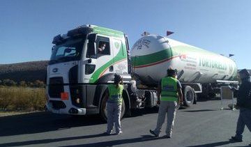 Seguridad Vial de Neuquén colaboró en Las Lajas para que los camiones no estacionen en la localidad. (Gentileza).-