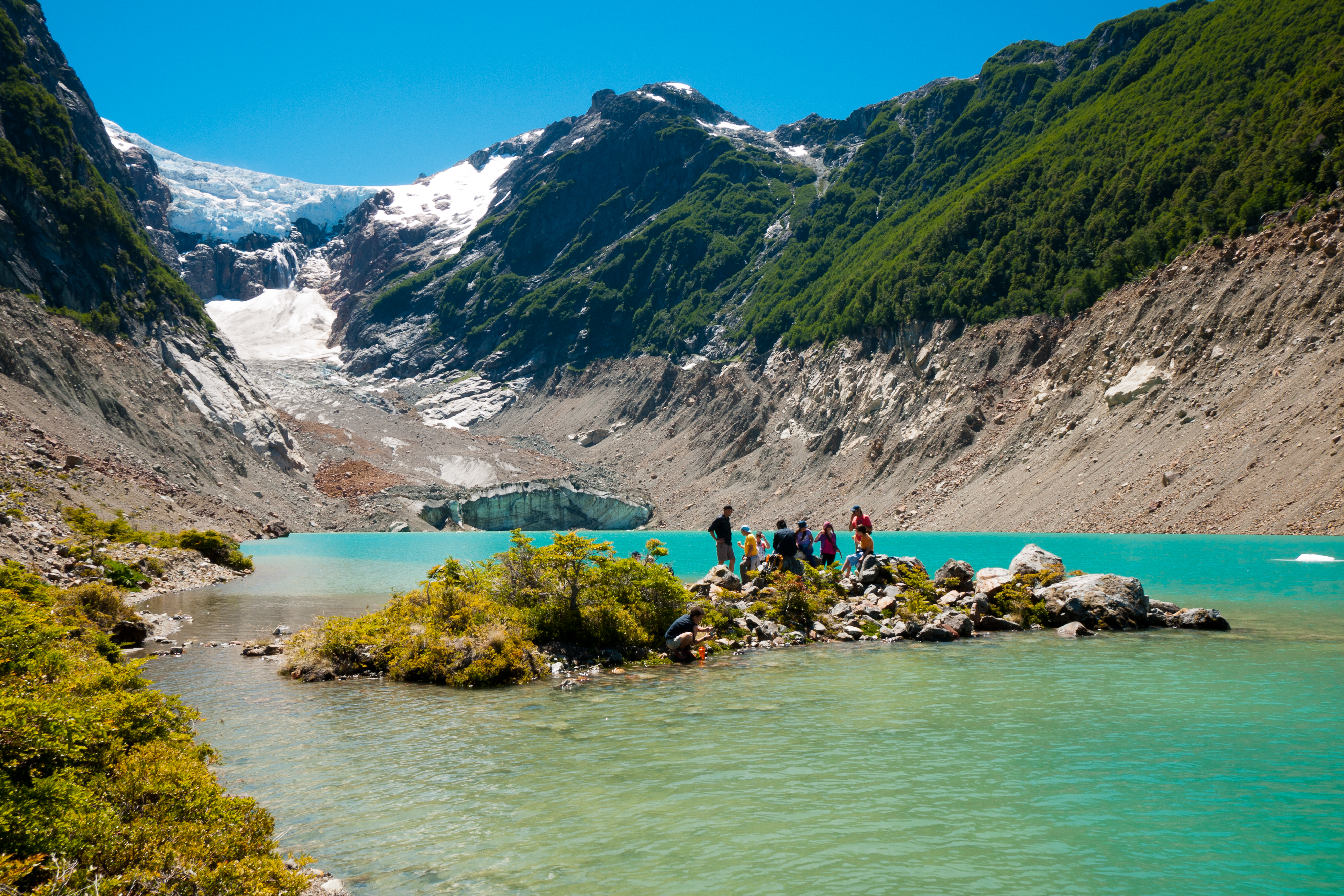 Maravilla. La laguna El Antigüo y su color esmeralda en la excursión al glaciar Torrecillas en Esquel. Patagonia.  