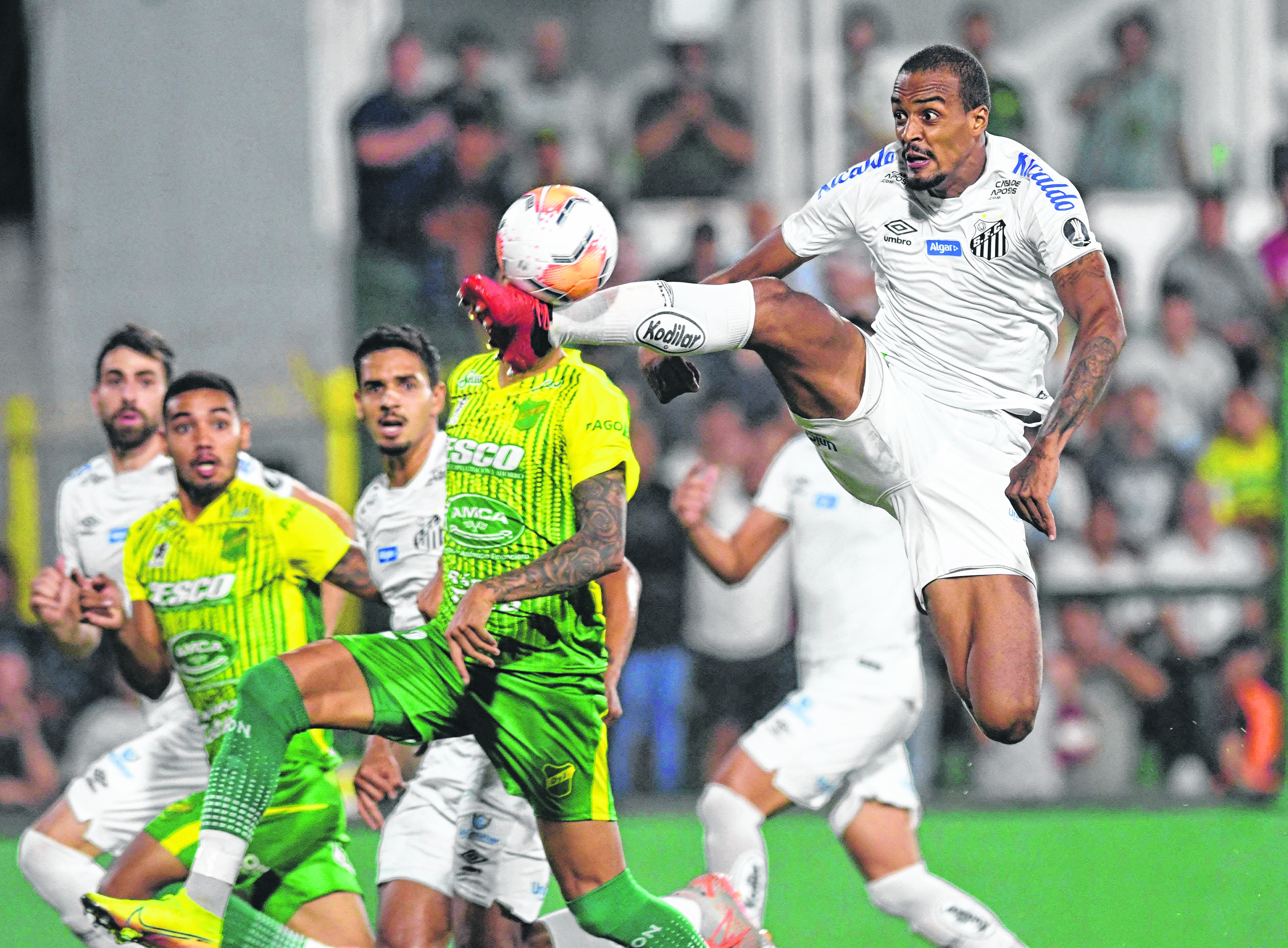 Defensa lo ganaba 1-0, pero en el ST Santos lo dio vuelta. (Foto/Télam)