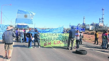 El empleados decidieron llevar su reclamo a la ruta nacional. Aseguran que está en juego su fuente laboral. 