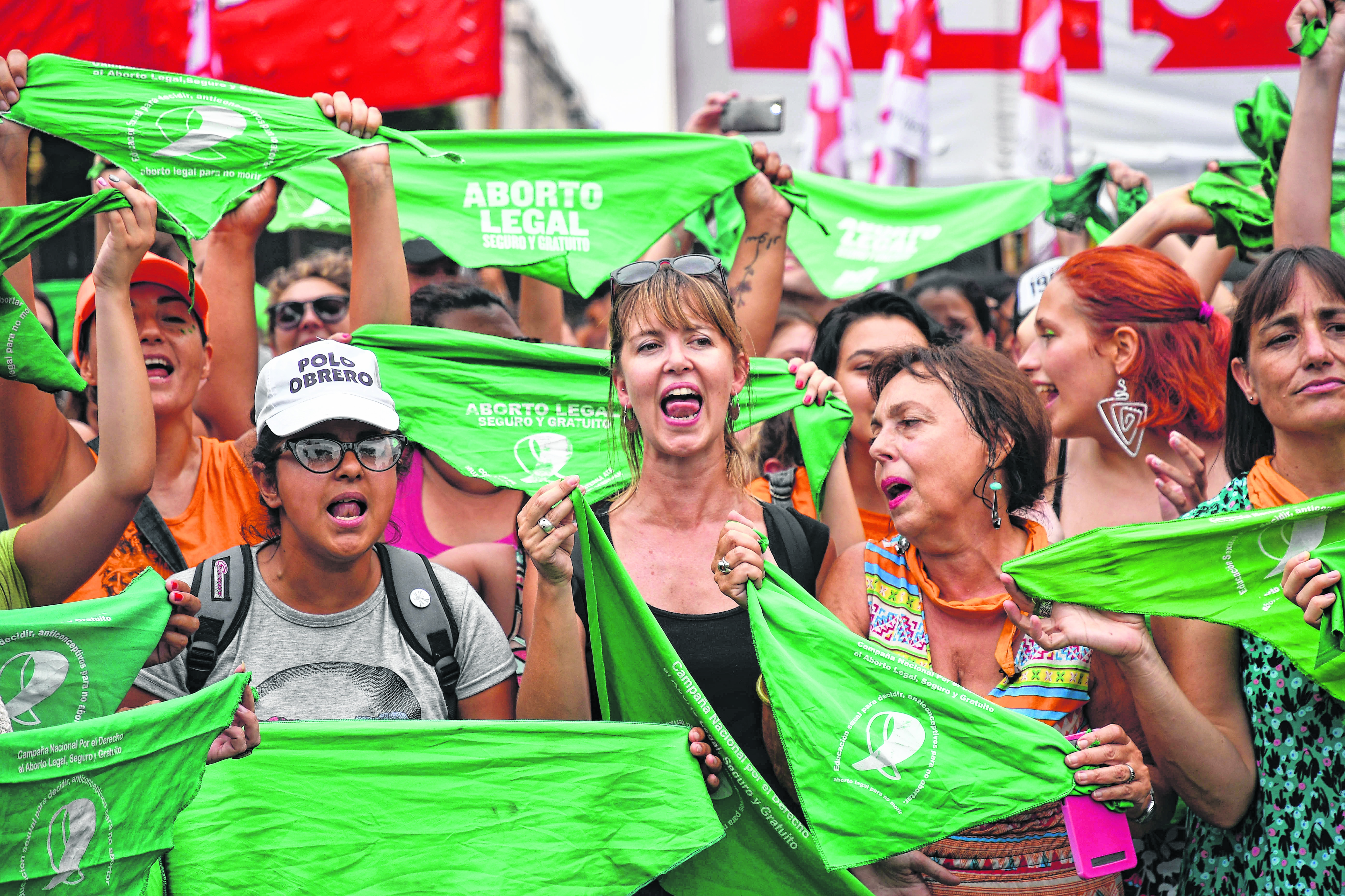 Mujeres se manifestaron ayer para reclamar la "separación de la Iglesia del Estado" y "aborto legal ya". Foto: Télam