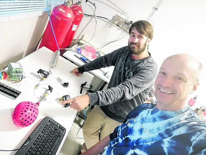 Nicolás Aversente y Gabriel Meyer en su laboratorio del Centro Atómico Bariloche idearon un desinfectador de personas. Gentileza