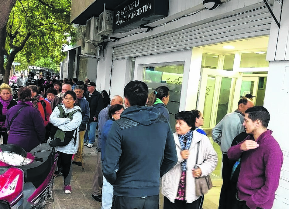 La sucursal del Banco Nación de calle San Martín, con quejas por la lenta atención.
